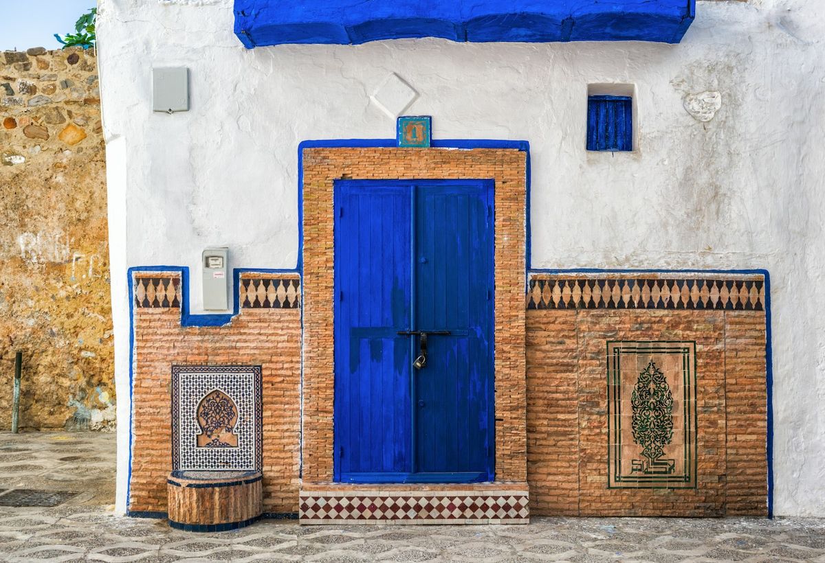 Puerta azul en la medina blanca de Asilah