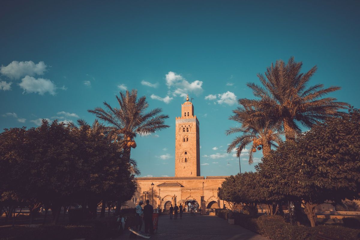 El alminar de la Koutoubia entre palmeras, en Marrakech