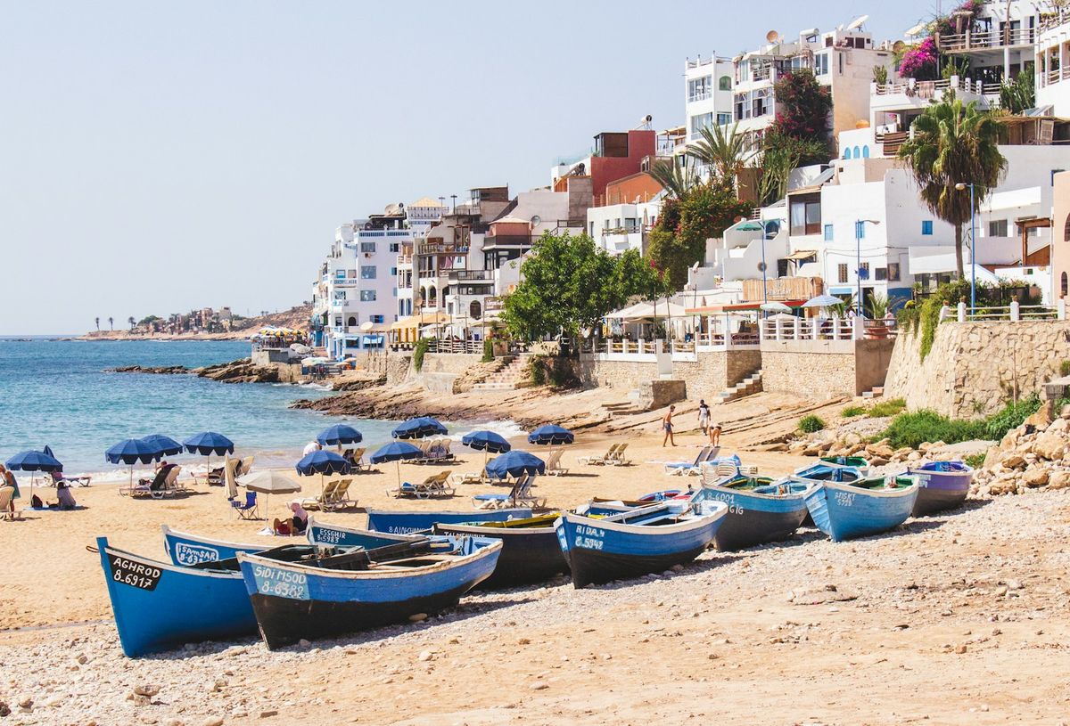 Barcas azules en la playa de Taghazout, cerca de Agadir