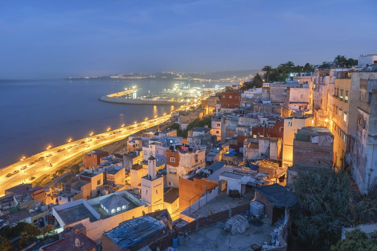 Tánger y su bahía al anochecer