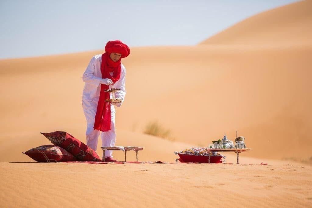 Té a la menta servido en medio de las dunas